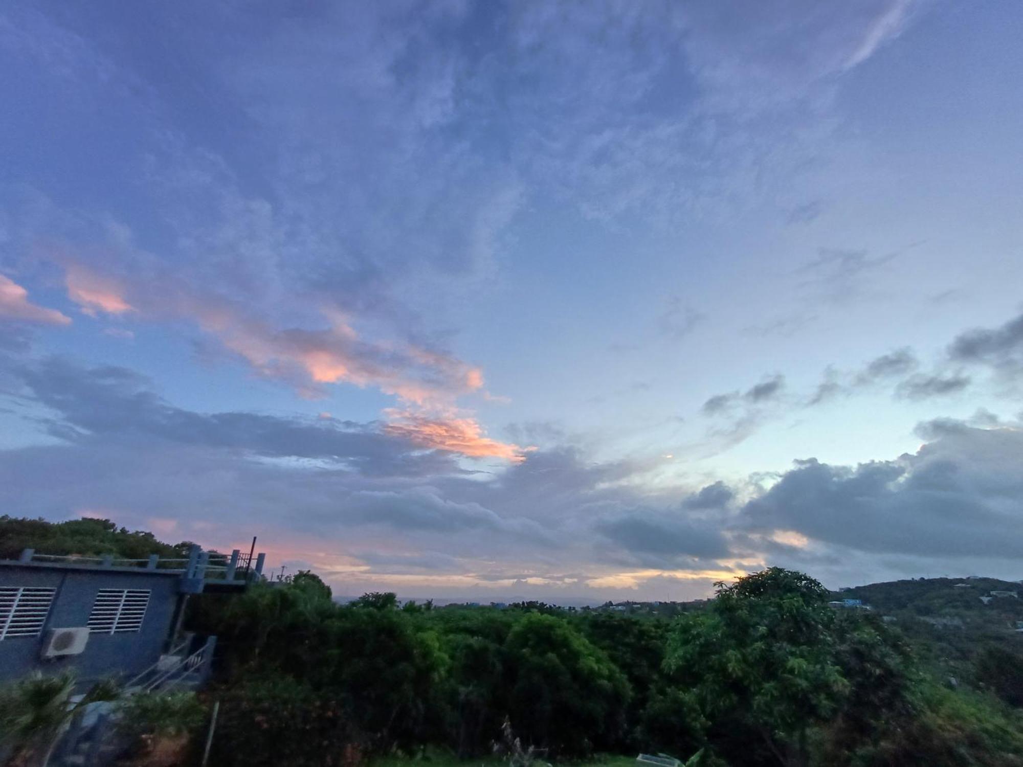 Rooster Run Glamping Camping Has Rooftop And Off The Ground Glamping Experience For 1 To 16 In A Single Tent And Views Of The Rain Forrest And To Culebra Across The Atlantic Ocean W Tents, Linens, Deluxe Air Beds, Warm Shower And More At A Great Pric Vieques Zewnętrze zdjęcie